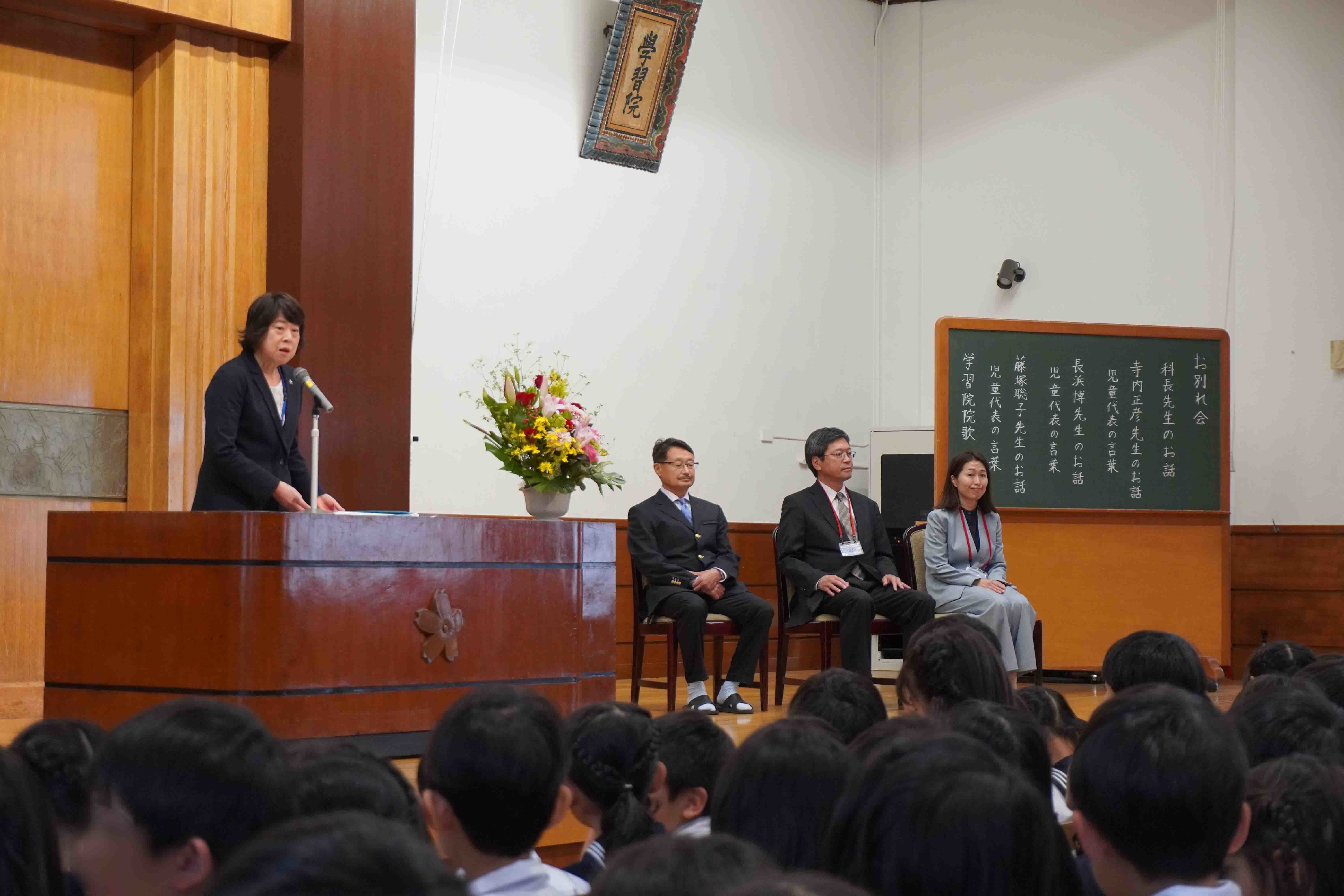 科長と退職者3名の様子(ぼかし).jpg